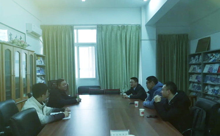 2-千页科技人员认真倾听.jpg